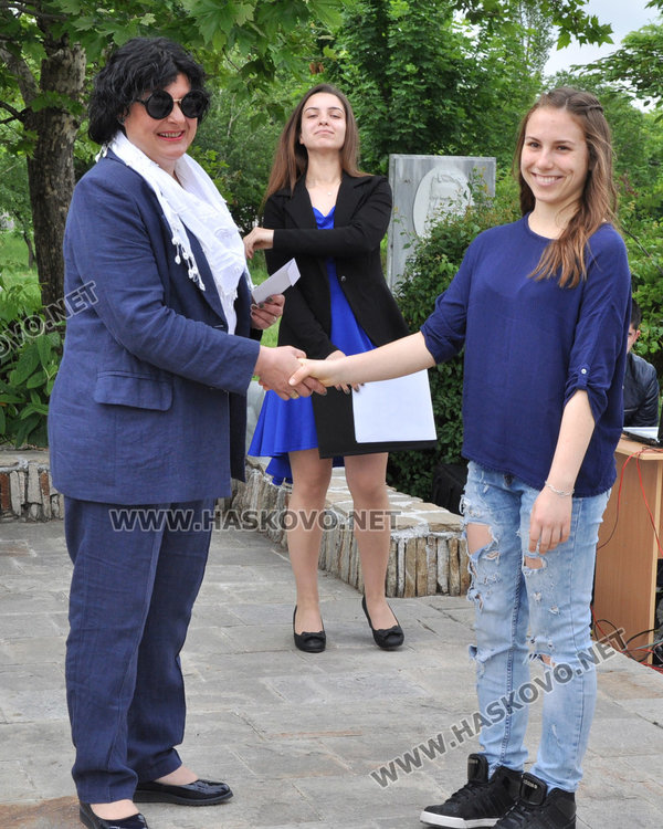 Царската гимназия изпрати 125 зрелостници, взе им шампанското