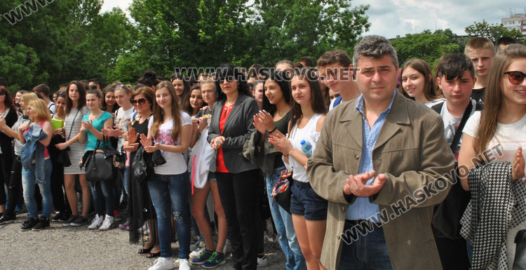 Студент в Харвард предаде знамето на Матeматическата гимназия на випуск 2018