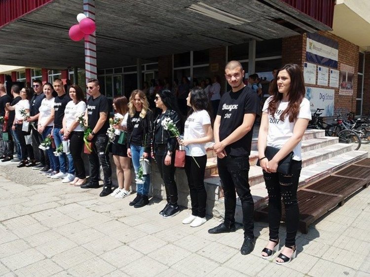 Абитуриентите на Първомай се разделиха с училищните знамена