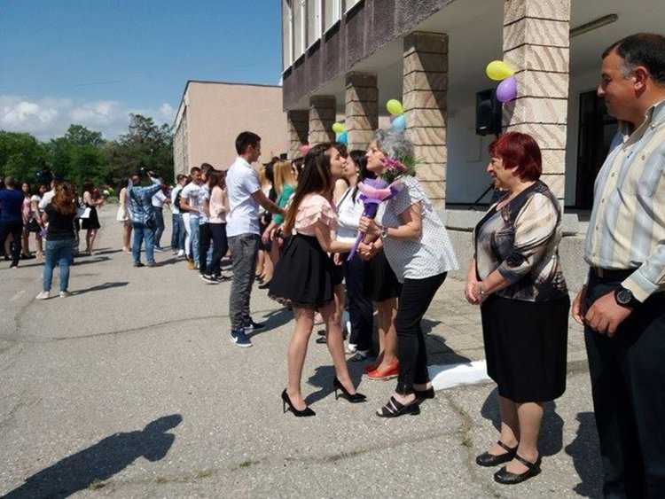 Абитуриентите на Първомай се разделиха с училищните знамена