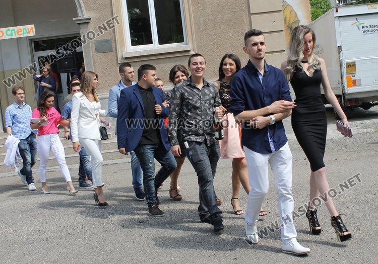 75 зрелостници изпрати Езиковата гимназия в Димитровград