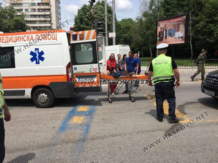 Моторист и възрастна жена в болница след катастрофа на „Дунав“ и „Раковски“