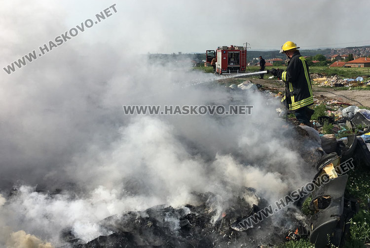 Пак подпалиха сметището край Република и обгазиха Хасково