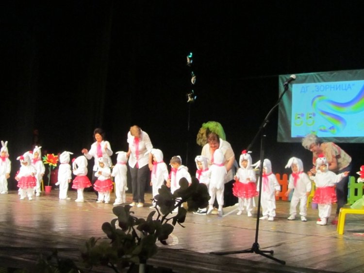 Плакет от кмета на Смолян Николай Мелемов за 55-годишнината на детска градина „Зорница”