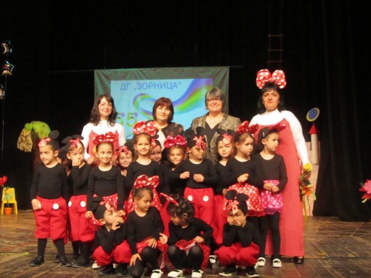 Плакет от кмета на Смолян Николай Мелемов за 55-годишнината на детска градина „Зорница”