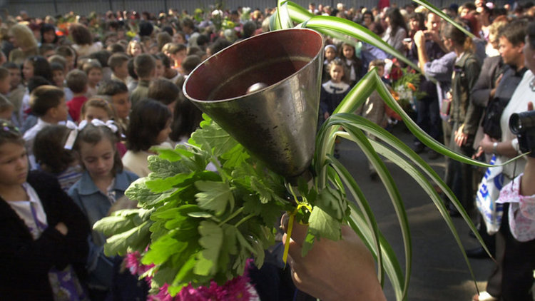 Хасковлии: Вдигнете заплатите на учителите, но и нашите