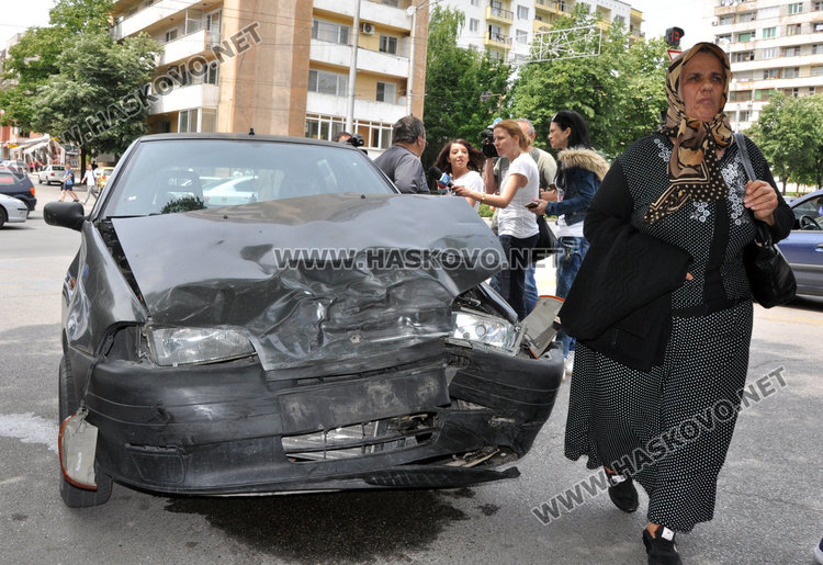Моторист и възрастна жена в болница след катастрофа на „Дунав“ и „Раковски“