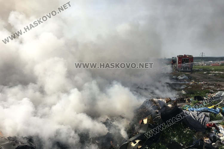 Пак подпалиха сметището край Република и обгазиха Хасково
