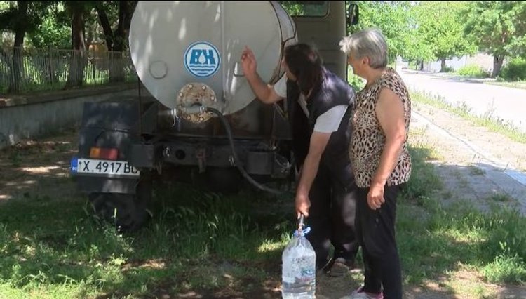 Близо 400 са живеещите в населеното място, които от края на миналата седмица се снабдяват вода от водоноска