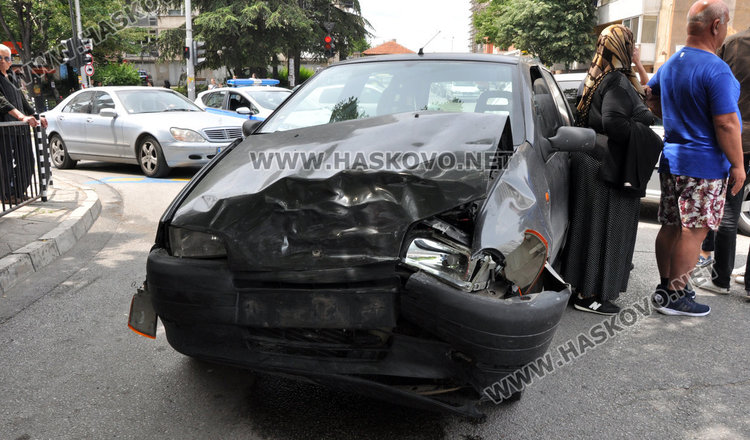 Моторист и възрастна жена в болница след катастрофа на „Дунав“ и „Раковски“