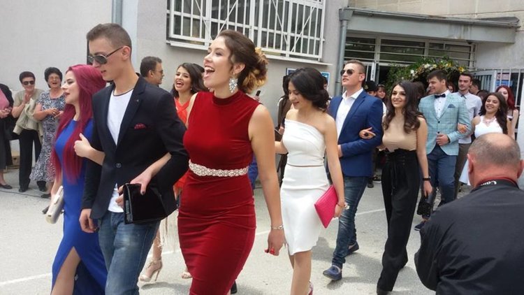 С бели гълъби в небето абитурентите на Езиковата изпратиха най-хубавите си послания