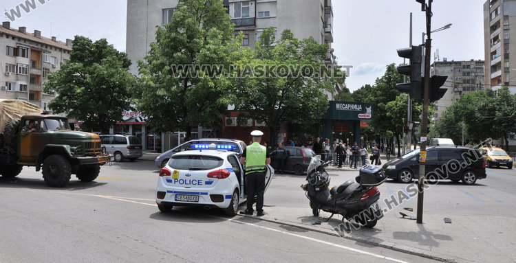 Моторист и възрастна жена в болница след катастрофа на „Дунав“ и „Раковски“