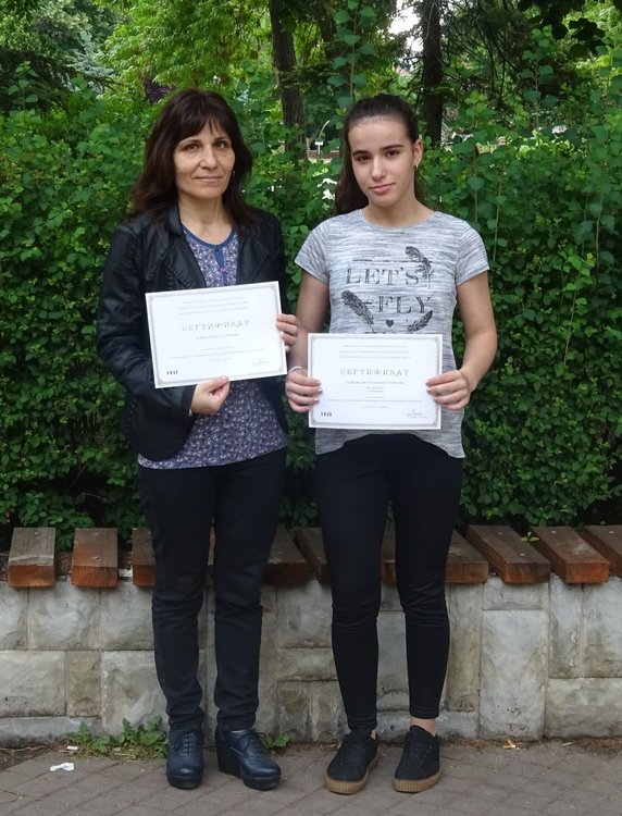 Десислава Стоянова със своята преподавателка Драгомира Стоянова, снимка -ПМГ "Иван Вазов"