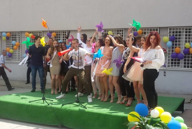 С бели гълъби в небето абитурентите на Езиковата изпратиха най-хубавите си послания