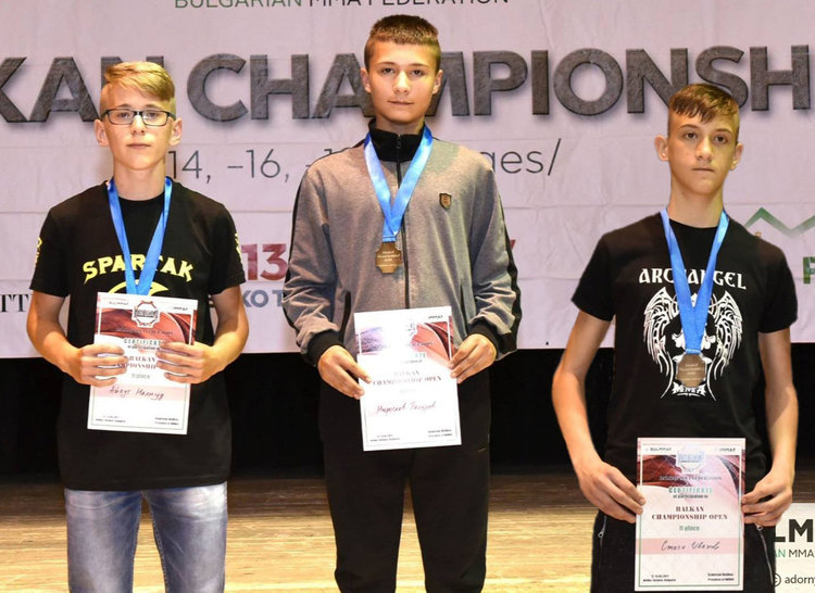 Злато и два сребърни медала за хасковските ММА бойци от Балканското първенство