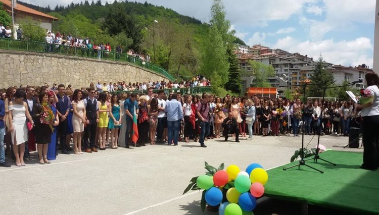 С бели гълъби в небето абитурентите на Езиковата изпратиха най-хубавите си послания