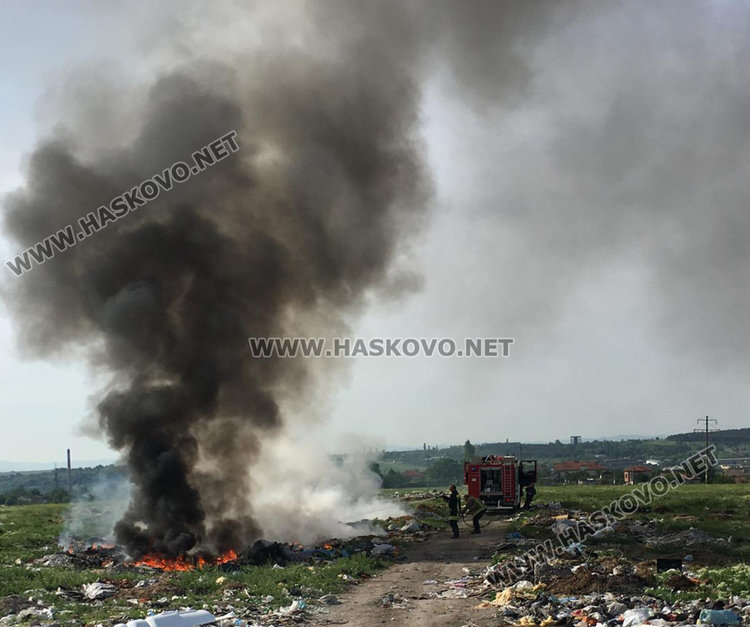Пак подпалиха сметището край Република и обгазиха Хасково