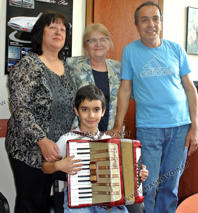 родителите и преподавателката на Ники/в средата/ са много горди с него