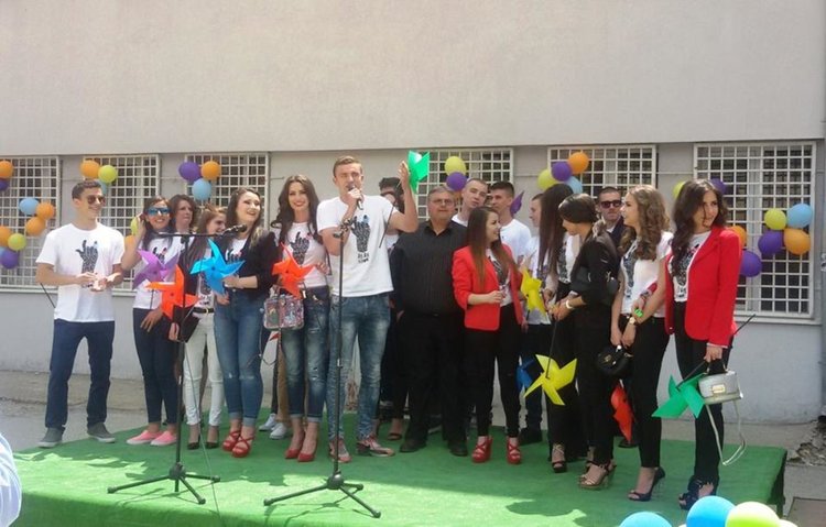 С бели гълъби в небето абитурентите на Езиковата изпратиха най-хубавите си послания