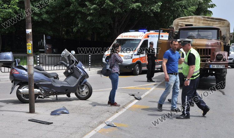 Моторист и възрастна жена в болница след катастрофа на „Дунав“ и „Раковски“