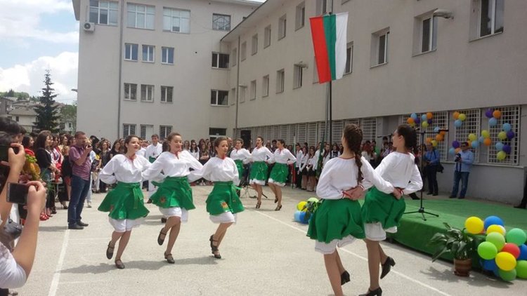 С бели гълъби в небето абитурентите на Езиковата изпратиха най-хубавите си послания