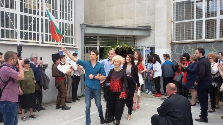 С бели гълъби в небето абитурентите на Езиковата изпратиха най-хубавите си послания