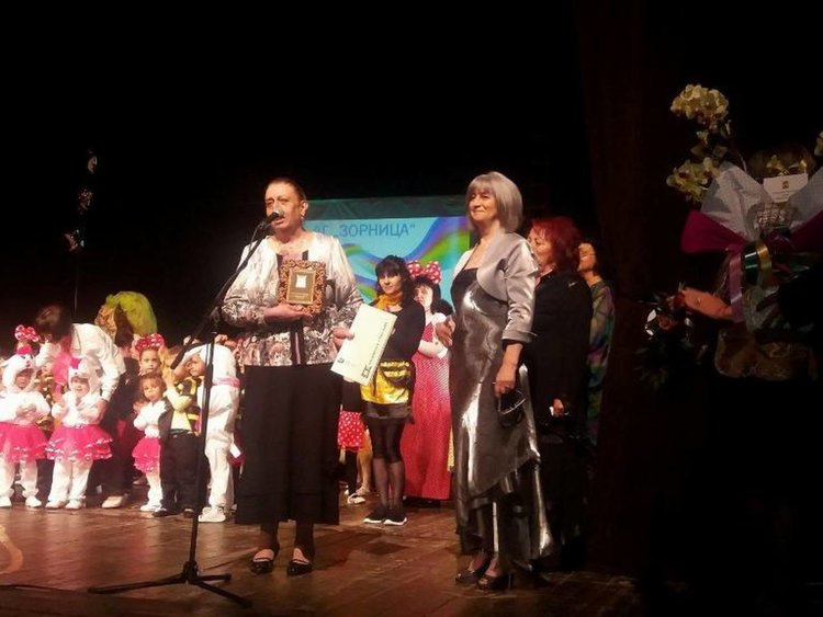 Плакет от кмета на Смолян Николай Мелемов за 55-годишнината на детска градина „Зорница”