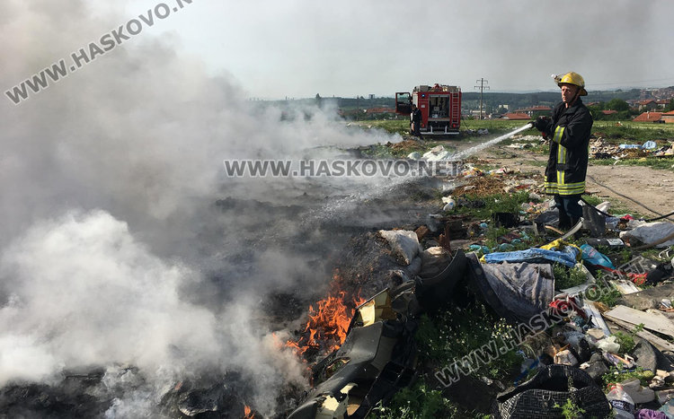 Пак подпалиха сметището край Република и обгазиха Хасково