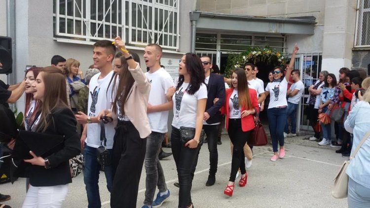 С бели гълъби в небето абитурентите на Езиковата изпратиха най-хубавите си послания