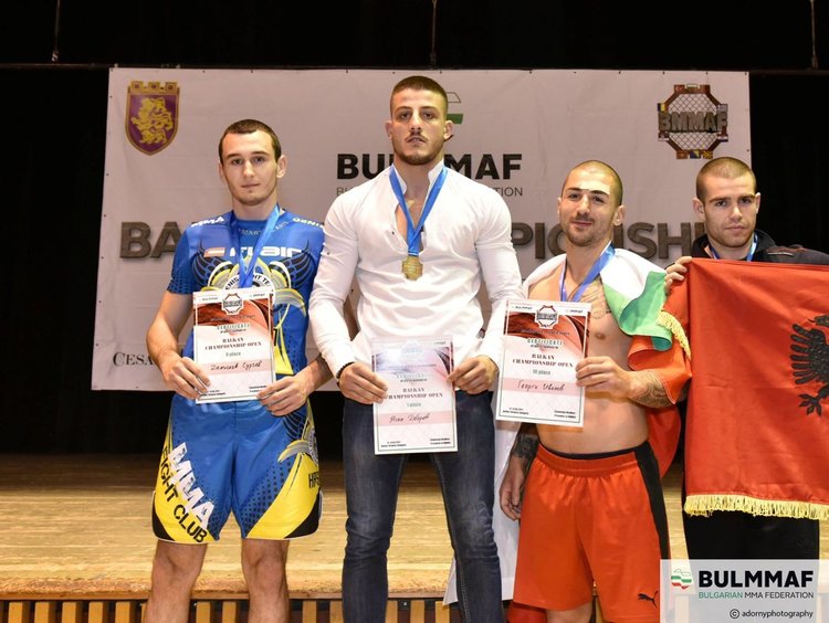 Злато и два сребърни медала за хасковските ММА бойци от Балканското първенство