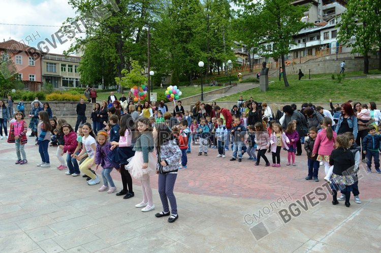 55 разноцветни балона полетяха над Смолян за 55-годишнината на детска градина "Зорница"