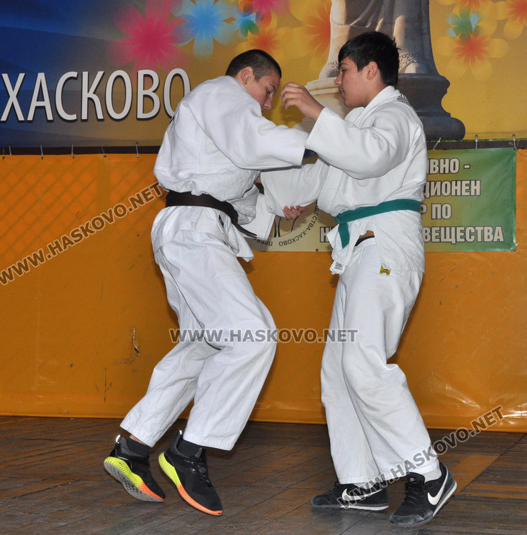 Мажоретки водят спортисти на „Свобода“, звезда на „Х Фактор“ на сцената