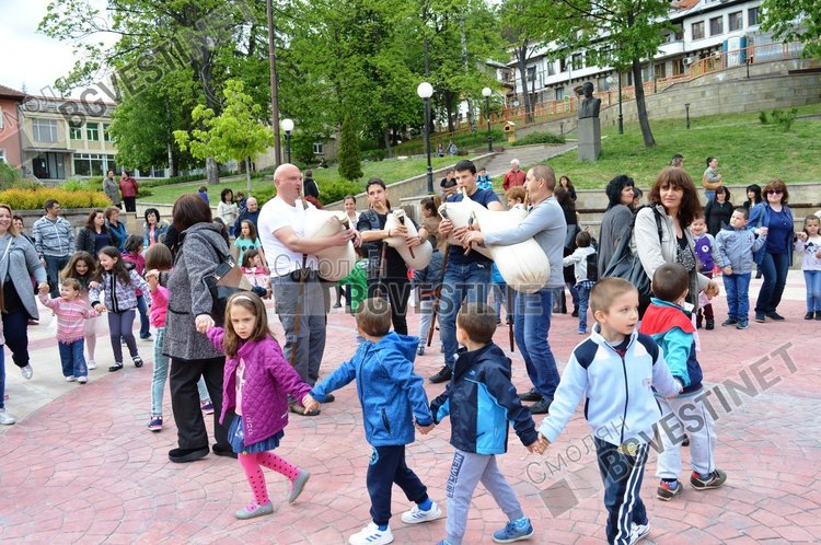 55 разноцветни балона полетяха над Смолян за 55-годишнината на детска градина "Зорница"