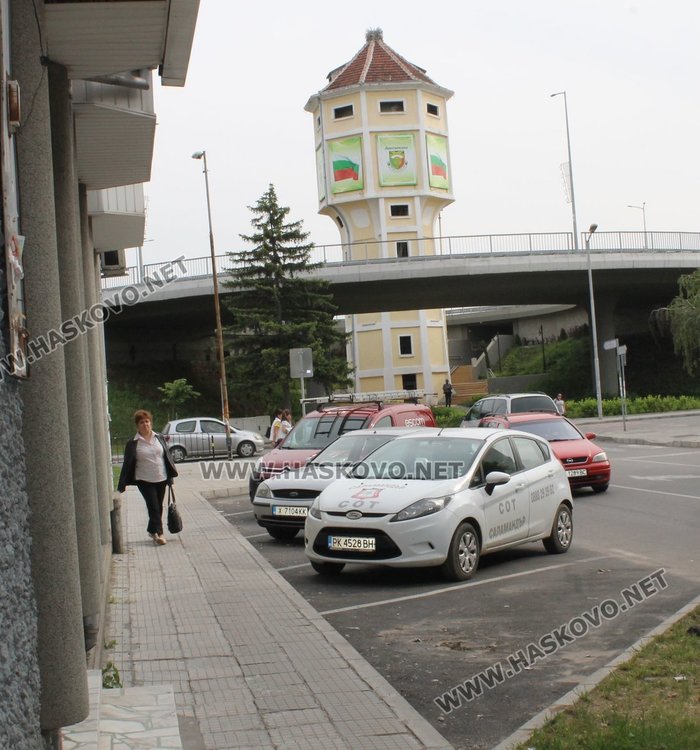 Синята зона се отнася и за пресечката на бул."Благоев" с ул."Р.Ролан"