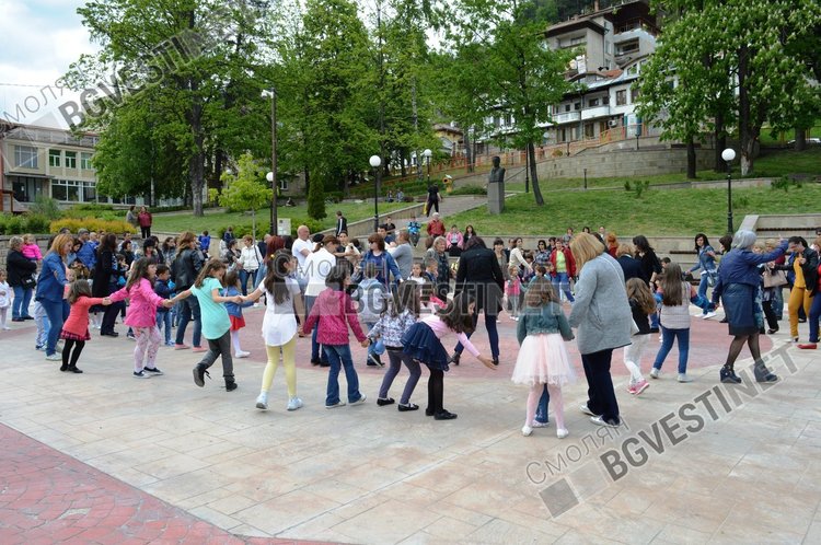 55 разноцветни балона полетяха над Смолян за 55-годишнината на детска градина "Зорница"