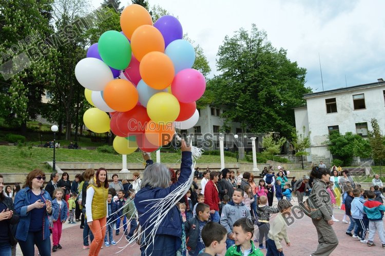 55 разноцветни балона полетяха над Смолян за 55-годишнината на детска градина "Зорница"