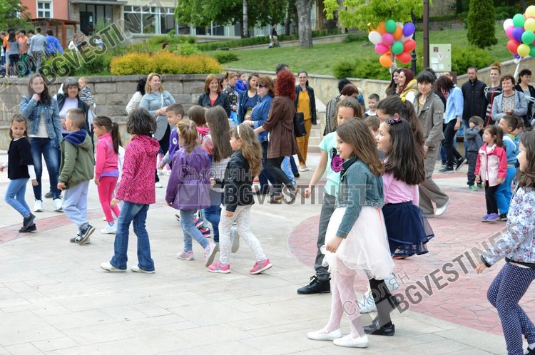 55 разноцветни балона полетяха над Смолян за 55-годишнината на детска градина "Зорница"