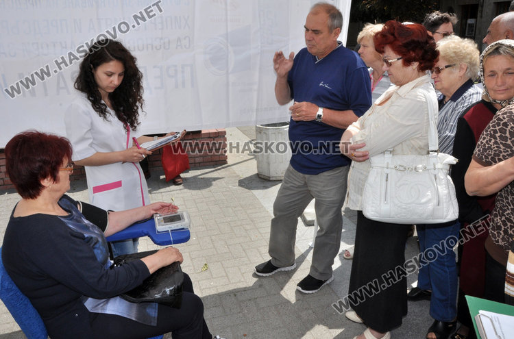 Двама в спешното от площада за високо кръвно