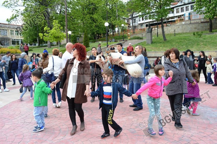 55 разноцветни балона полетяха над Смолян за 55-годишнината на детска градина "Зорница"