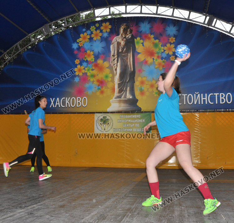 Мажоретки водят спортисти на „Свобода“, звезда на „Х Фактор“ на сцената