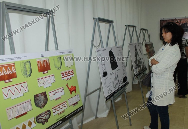 Eлектронен гид разведе посетителите на мобилната археологическа изложба в Димитровград