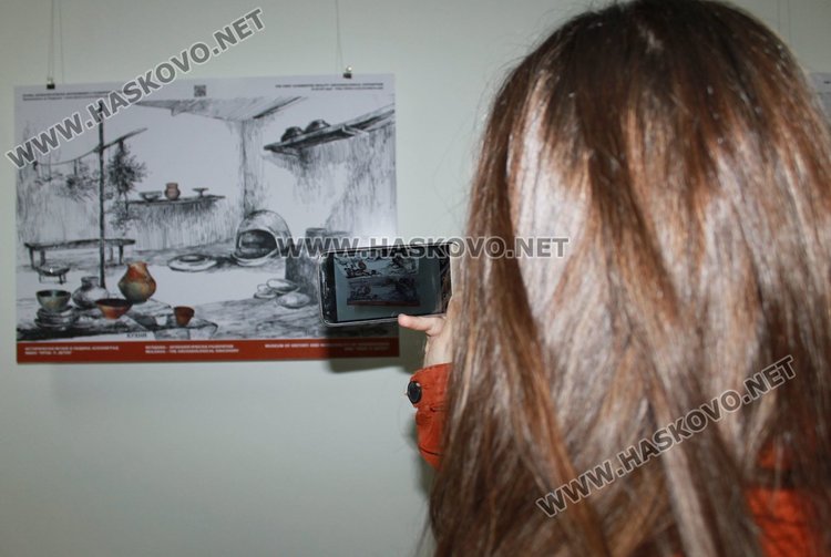 Eлектронен гид разведе посетителите на мобилната археологическа изложба в Димитровград