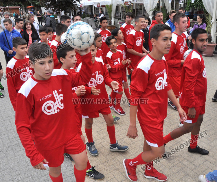 Мажоретки водят спортисти на „Свобода“, звезда на „Х Фактор“ на сцената