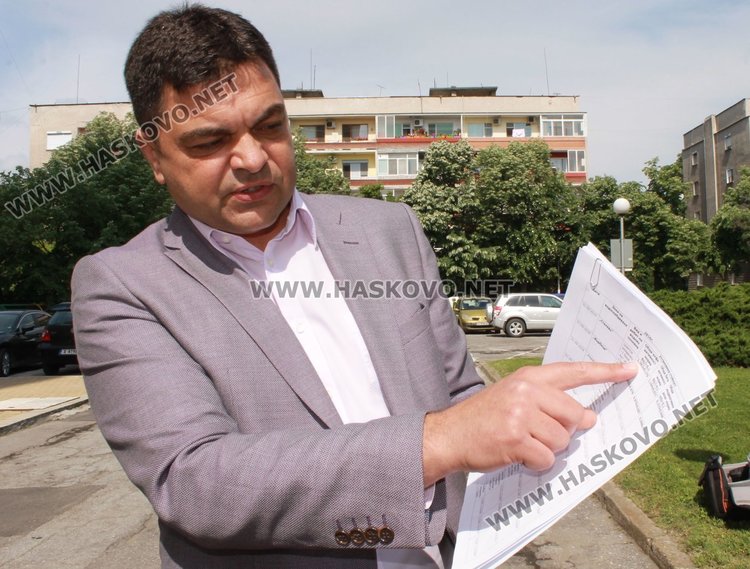 Кметът Иво Димов показва данните за изследване на водата от миналата година, когато отново е имало завишена алфа активност в част от населените места