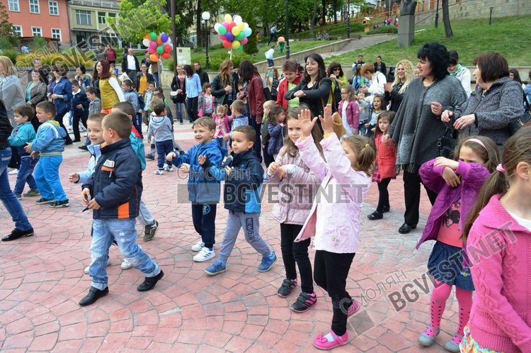 55 разноцветни балона полетяха над Смолян за 55-годишнината на детска градина "Зорница"