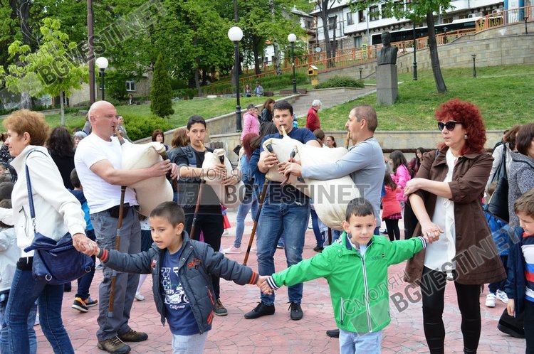 55 разноцветни балона полетяха над Смолян за 55-годишнината на детска градина "Зорница"