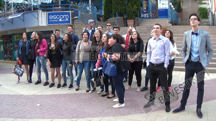 12 "А" направиха серенада на класната Рашкова, тя ги посрещна с погача