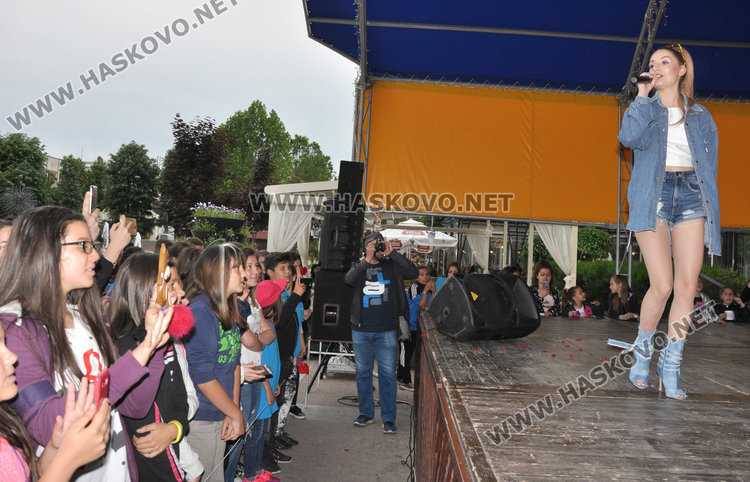 Мажоретки водят спортисти на „Свобода“, звезда на „Х Фактор“ на сцената