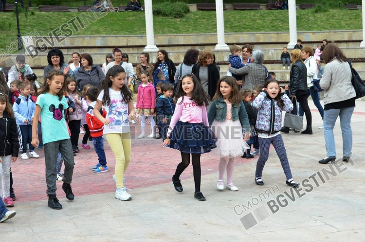 55 разноцветни балона полетяха над Смолян за 55-годишнината на детска градина "Зорница"