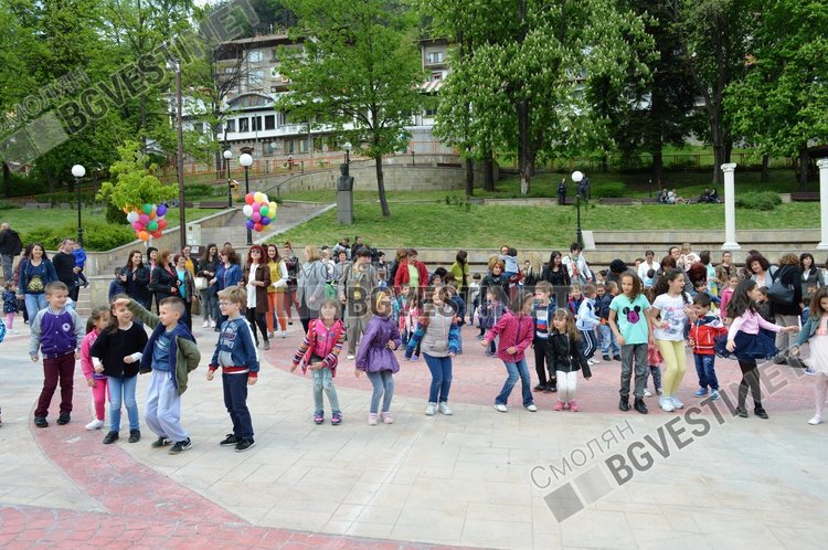 55 разноцветни балона полетяха над Смолян за 55-годишнината на детска градина "Зорница"